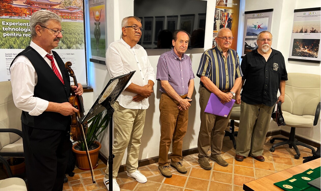 A kiállításmegnyitón közreműködött (balról) Thurzó Sándor József brácsaművész, Stanik István a
KMFT alelnöke, Dorin Popa a kiállítást támogató Sumit Agro cég képviselője, Tóth István az EFA elnöke, a KMFT alelnöke, Horváth Imre fotóművész, a Magyar Fotóművészeti Alkotócsoportok Országos Szövetségének elnöke